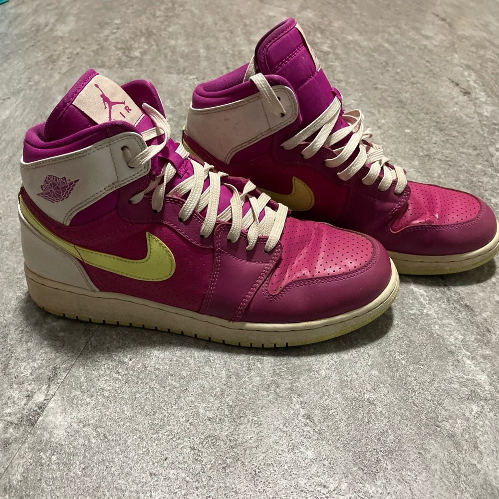 Women’s Nike Air Jordan 1’s Retro High Gg’s (Fuchsia Flash) mids size 8.5